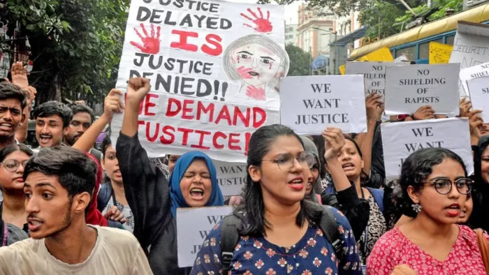 घटना के विरोध में प्रदर्शन करते लोग। (फोटो- एएनआई)
