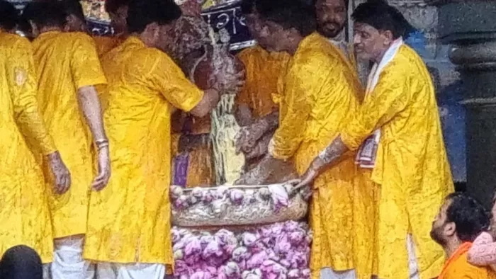 ब्रहमांचल पर्वत पर राधारानी का प्राकट्य के दौरान अभिषेक करते सेवायत।