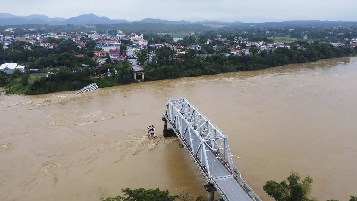 vietnam flood village swept away by sudden flood many people died