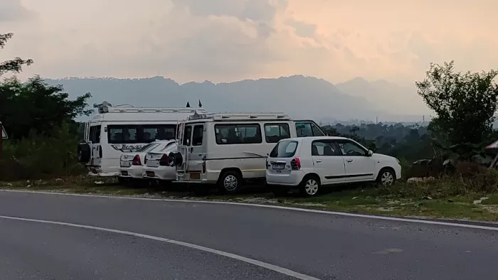 शिवखोड़ी यात्रा बंद होने से किस्त का खर्च भी नहीं निकाल पा रहे ऑटो चालक