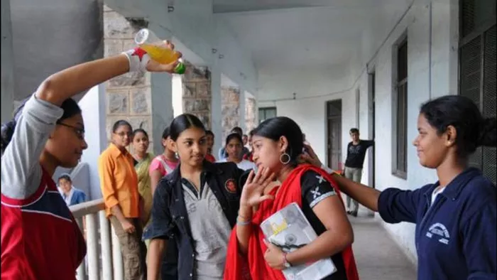 एंटी-रैगिंग से बढ़ती आत्महत्या से चिंतित दिल्ली हाई कोर्ट। फोटो आर्काइव एवं सांकेतिक