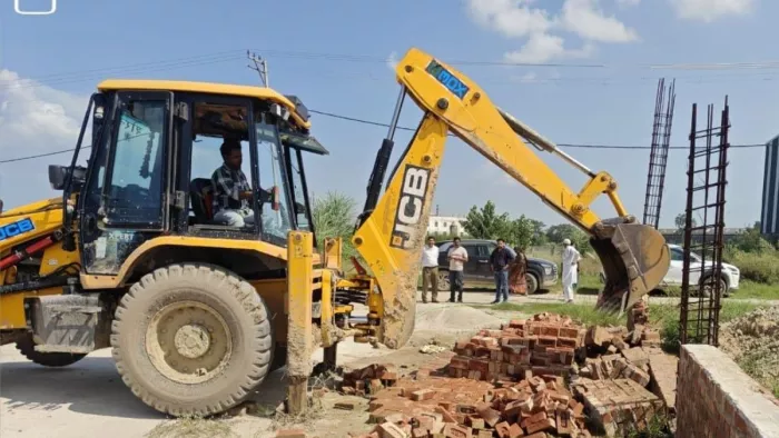 Bulldozer Action: डीटीपी ने अवैध निर्माण पर की कार्रवाई