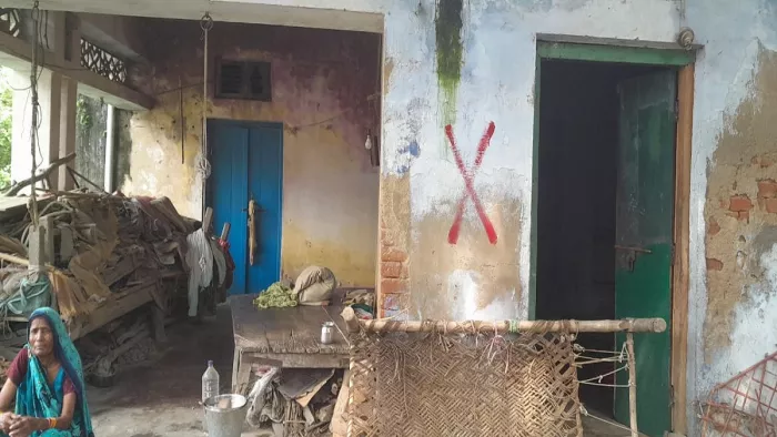 प्रयगाराज के झूंसी कैंपिंग ग्राउंड में सेना की जमीन रक्षा संपदा खाली कराएगी, घर पर लगाए गए लाल निशान। जागरण