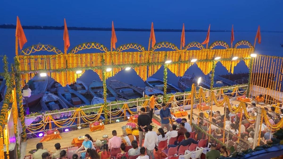 https://www.jagranimages.com/images/newimg/11092025/11_09_2025-ganga_arti_24043635.jpg