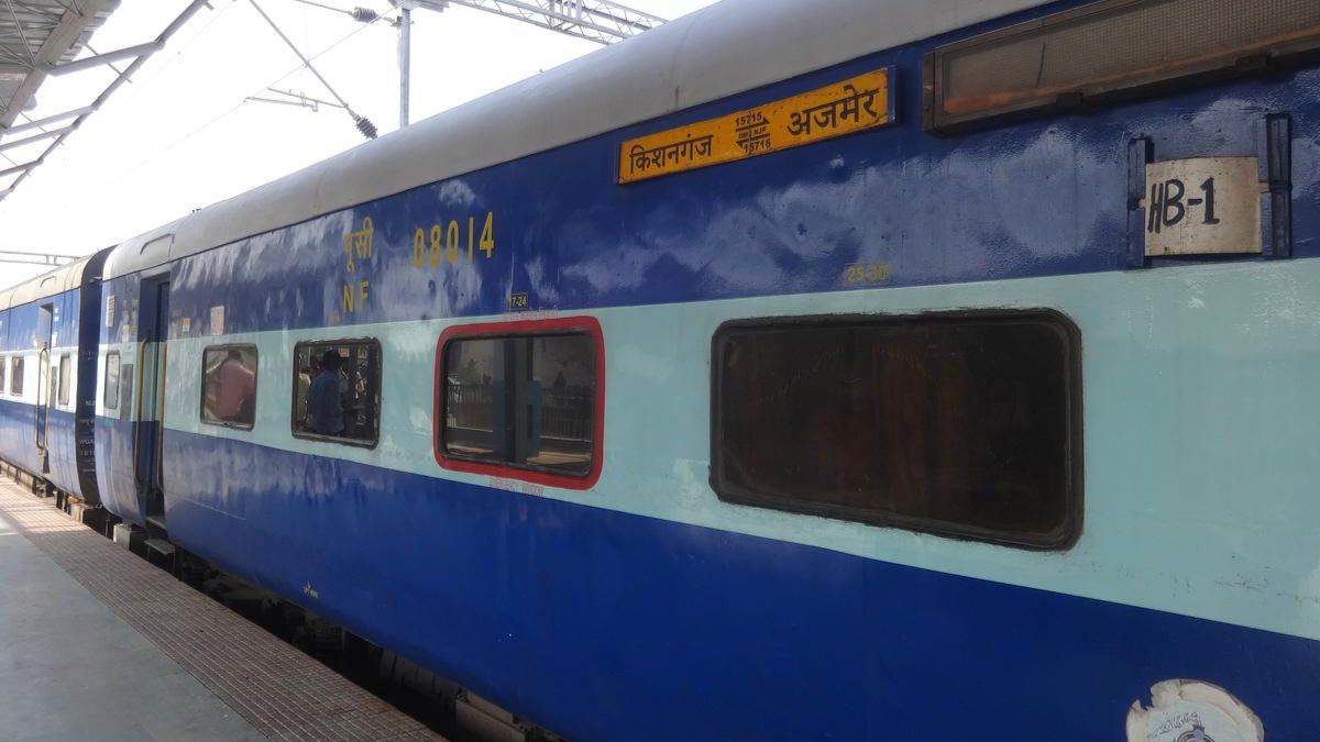 https://www.jagranimages.com/images/newimg/11092025/11_09_2025-garib_nawaz_express_24042908.jpg