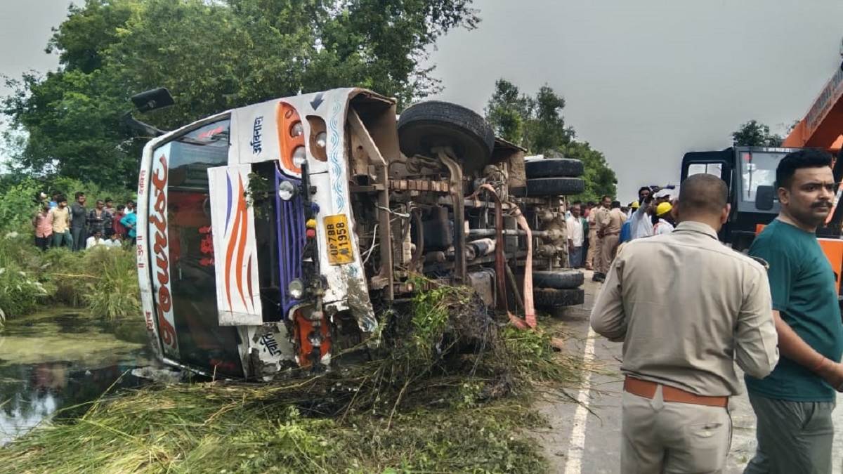 https://www.jagranimages.com/images/newimg/11092025/11_09_2025-ghatampur_accident_24043099.jpg