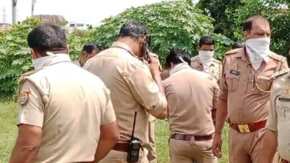 https://www.jagranimages.com/images/newimg/11092025/11_09_2025-hapur_police_16_24043154.jpg