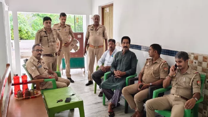 Congress Leaders House Arrest कांग्रेस शहर अध्यक्ष फुजैल हाशमी के घर पर तैनात पुलिसकर्मी। जागरण