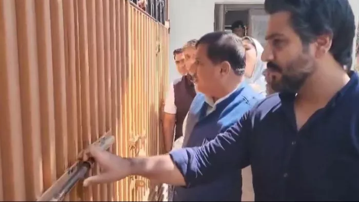 आप नेताओं ने पुलिस कार्रवाई को तानाशाही बताया।