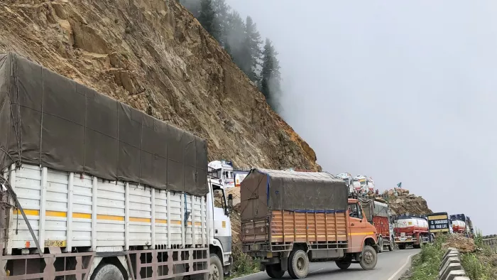 श्रीनगर राजमार्ग बंद होने पर मुगल रोड बना जीवन रेखा।