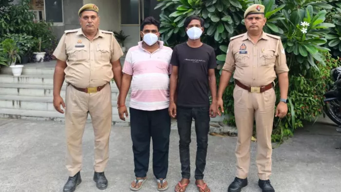 करीब 50 लाख रुपये कीमत की 55 क्विंटल लकड़ी बरामद हुई।