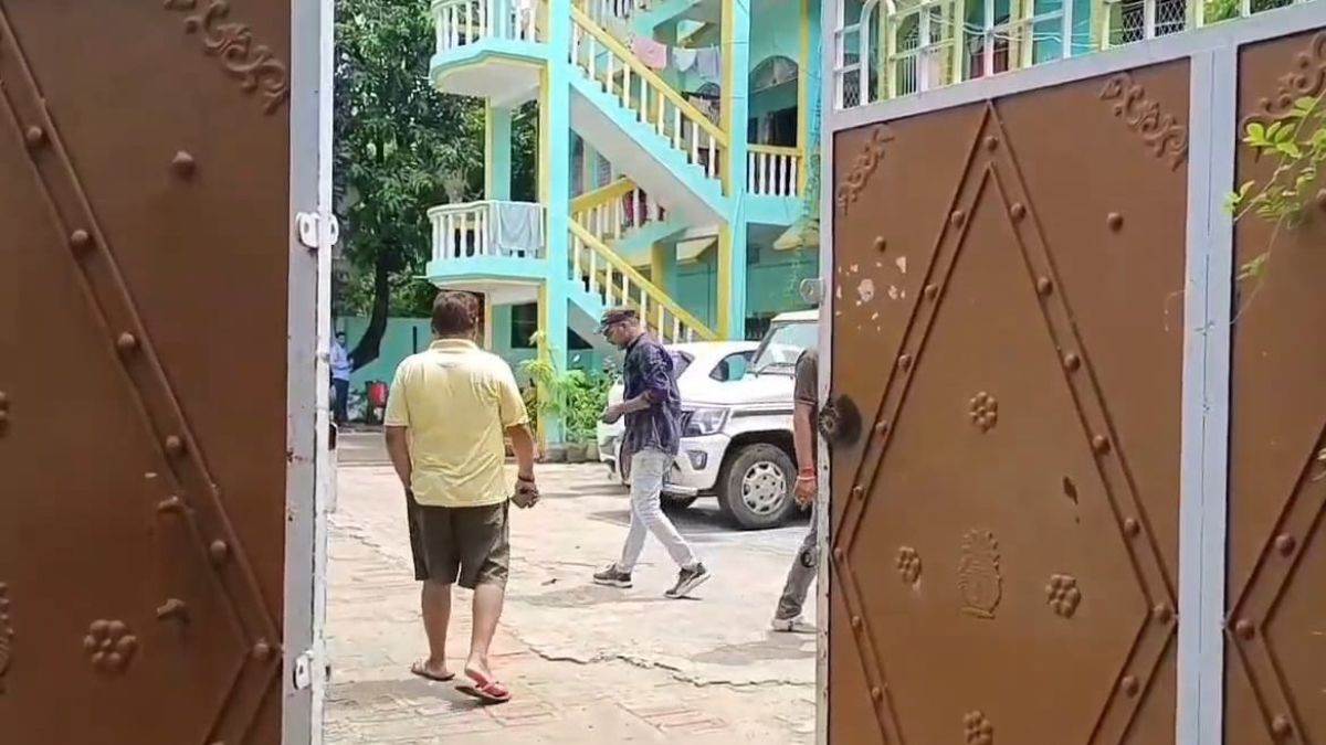 https://www.jagranimages.com/images/newimg/11092025/11_09_2025-samastipur_raid_news_24043333.jpg