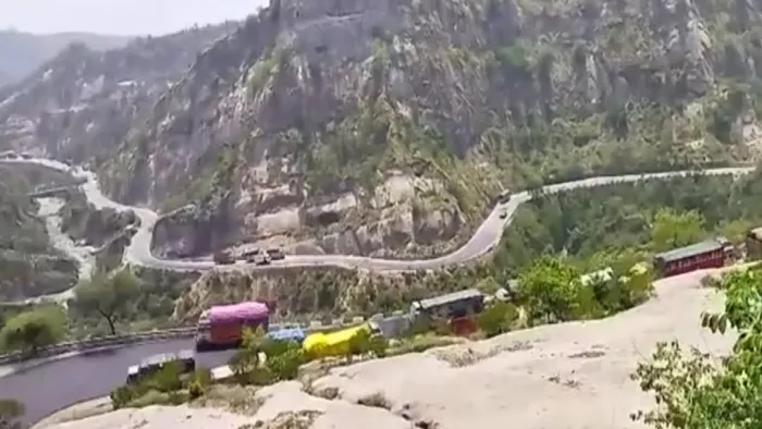 प्रशासन ने सुरक्षा के लिए कई परिवारों को सुरक्षित स्थानों पर पहुंचाया।