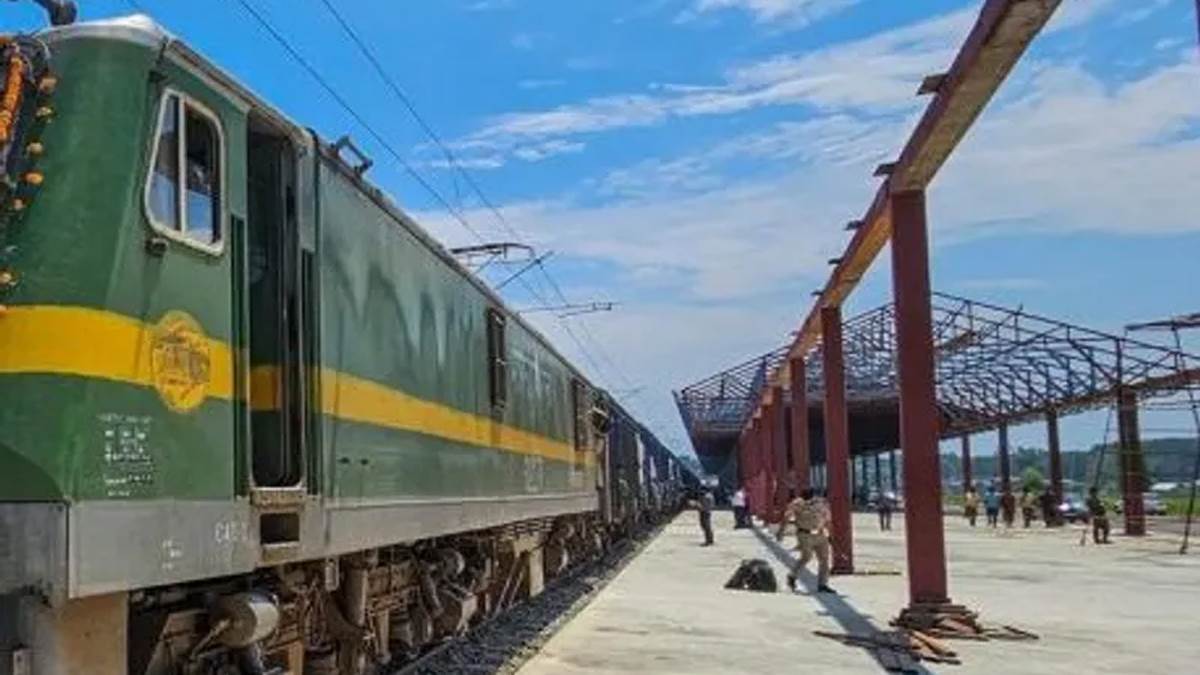 https://www.jagranimages.com/images/newimg/11092025/11_09_2025-tain_to_budgam_24043118.jpg
