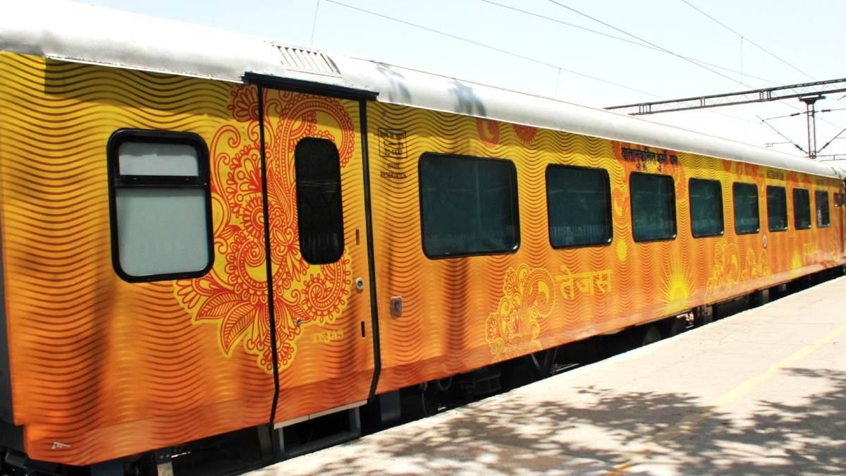 https://www.jagranimages.com/images/newimg/11092025/11_09_2025-tejas_rajdhani_24042717.jpg