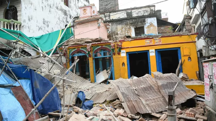प्रयागराज के कटरा स्थित राधा-कृष्ण मंदिर की गिरी दीवार, इसके मलबे में दबने से बुजुर्ग तीर्थयात्री की मौत हुई। जागरण