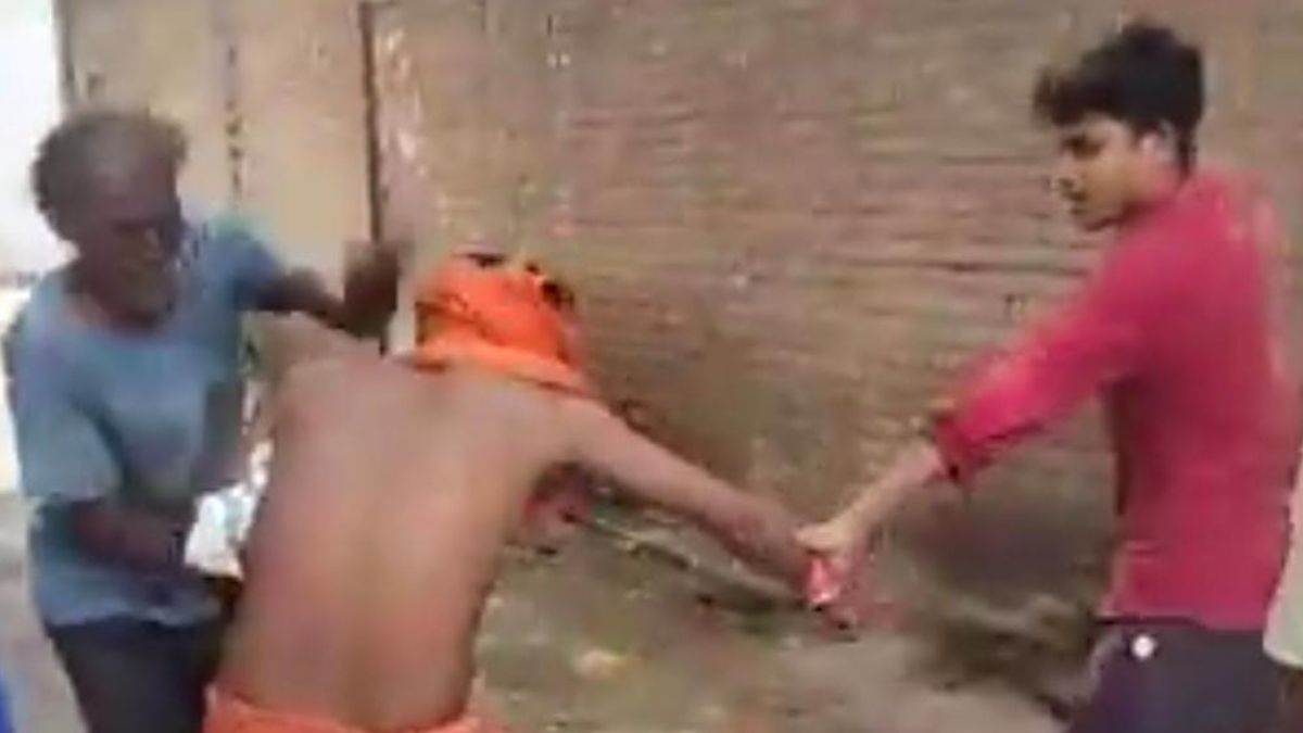 https://www.jagranimages.com/images/newimg/11092025/11_09_2025-up_me_sadhu_ko_pita_24043535.jpg