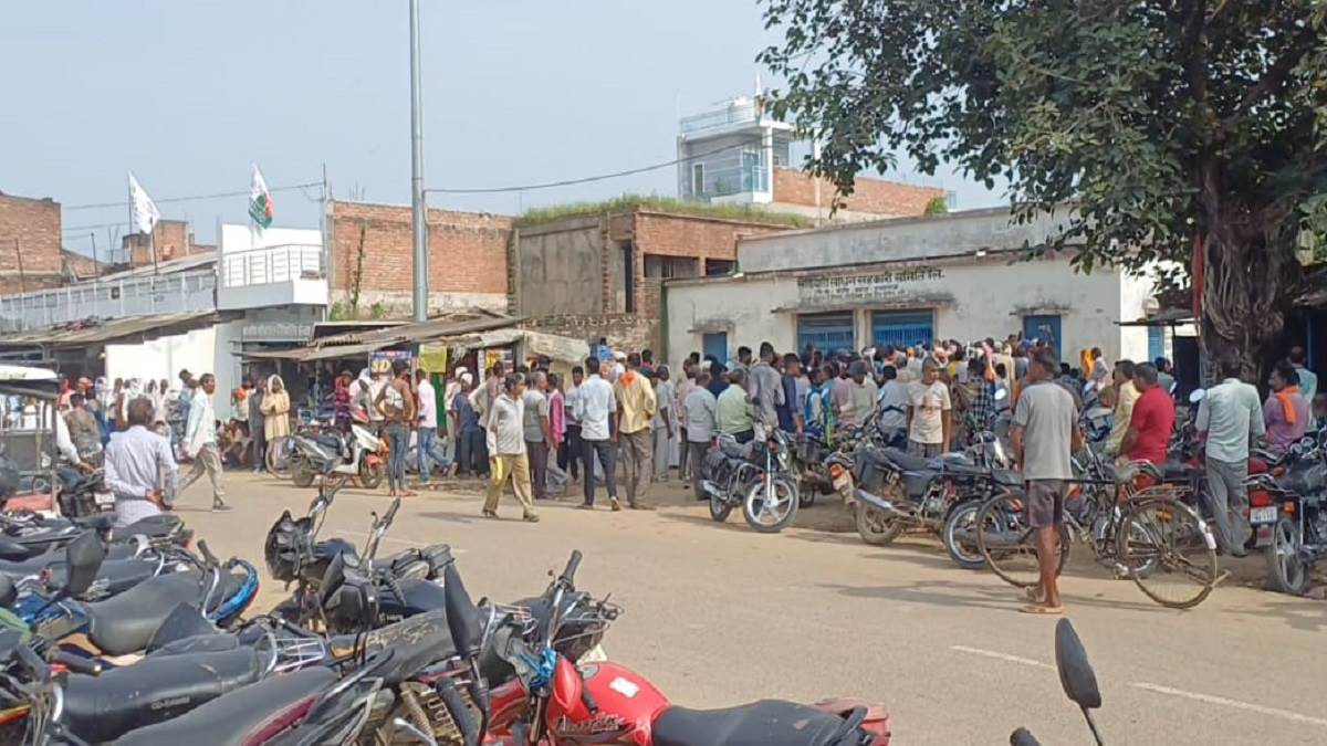 https://www.jagranimages.com/images/newimg/11092025/11_09_2025-urea_crisis_in_prayagraj_24043347.jpg