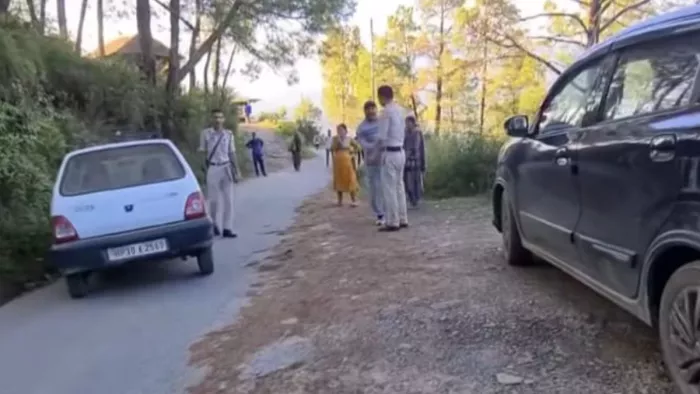 हिमाचल पुलिस के जवान और कार मालिक के बीच हुई बहस। वीडियो ग्रैब