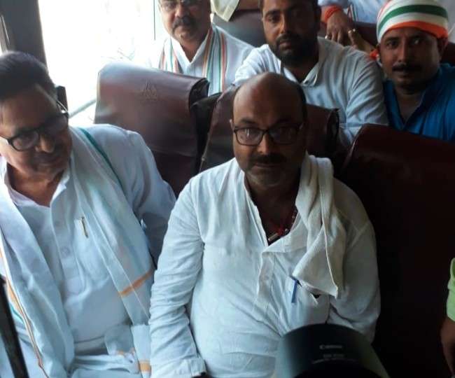 पदभार संभालने बस से लखनऊ पहुंचे कांग्रेस के नवनियुक्त प्रदेश अध्यक्ष अजय कुमार लल्लू