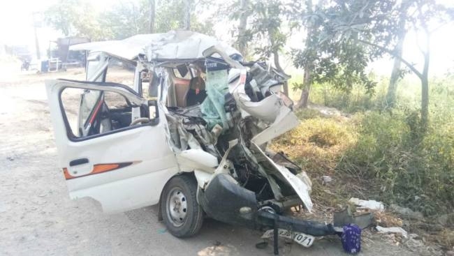 अज्ञात वाहन की ईको गाड़ी से टक्कर, चाचा-भतीजे की मौत, पत्नी व चालक घायल