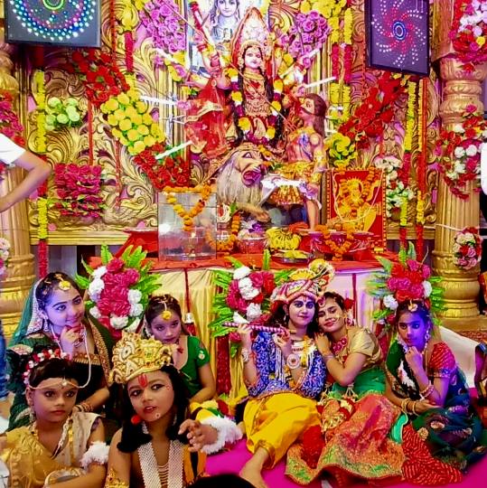 दुर्गा पूजा पंडालों में पूजन के साथ सांस्कृतिक प्रस्तुतियों ने समा बांधा