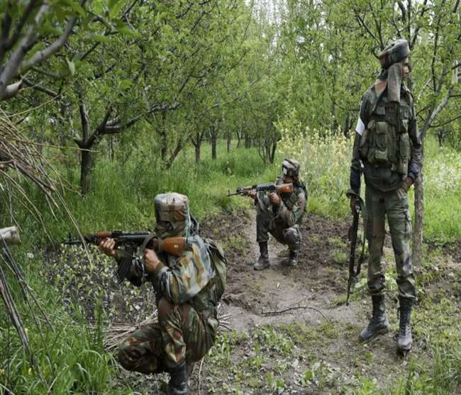मुठभेड़ में शामिल सुरक्षाबलों का कहना है कि दो से तीन आतंकियों की मौजूदगी की आशंका है।