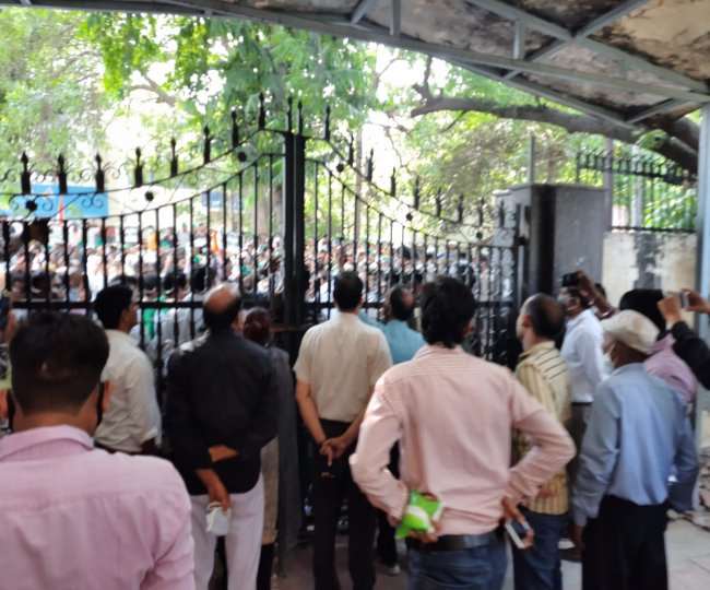 नोएडा अथॉरिटी के गेट पर किसानों ने जड़ा ताला,