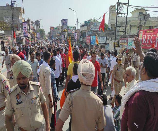 रेलवे पुल पर धरना प्रदर्शन करते हैं हिंदू संगठनों के सदस्य। (जागरण)