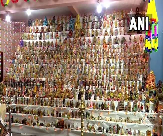 नवरात्र: बोम्मई कोलू के अवसर पर लगभग 2500 लघु मूर्तियों का किया गया इस्तेमाल