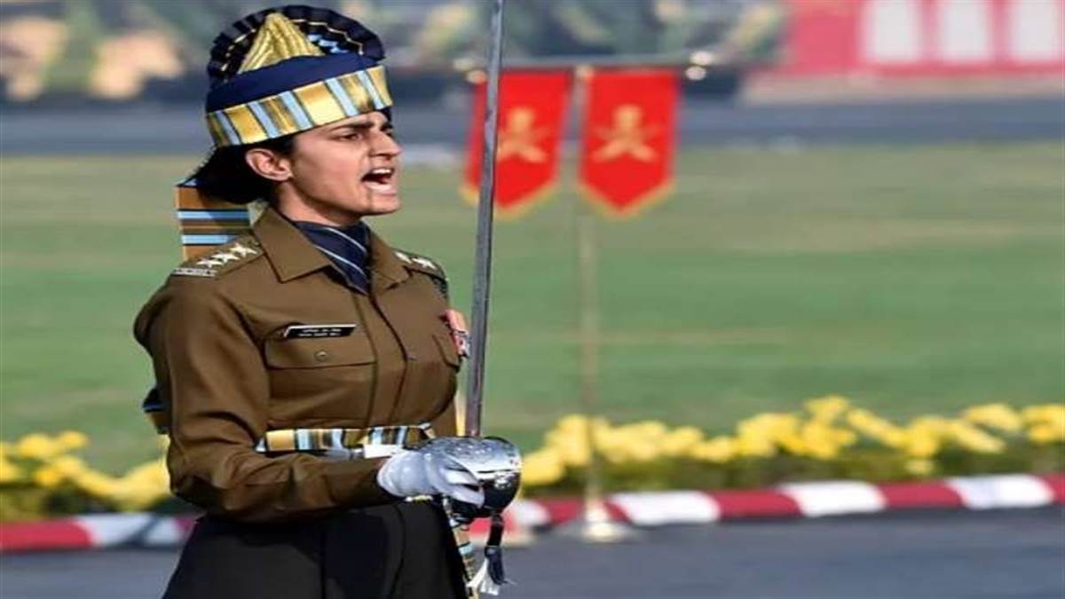 भारत सरकार की ओर से दी गई जानकारी के मुताबिक भारतीय सेना में 6807 महिलाएं काम कर रही हैं।