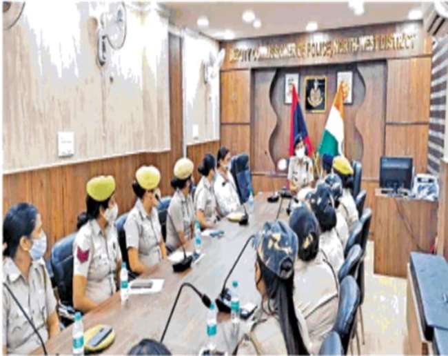 तेजस्विनी अभियान में शामिल महिला पुलिसकर्मियों के साथ बैठक में उत्तर पश्चिम जिले की डीसीपी उषा रंगनानी’- दिल्ली पुलिस।