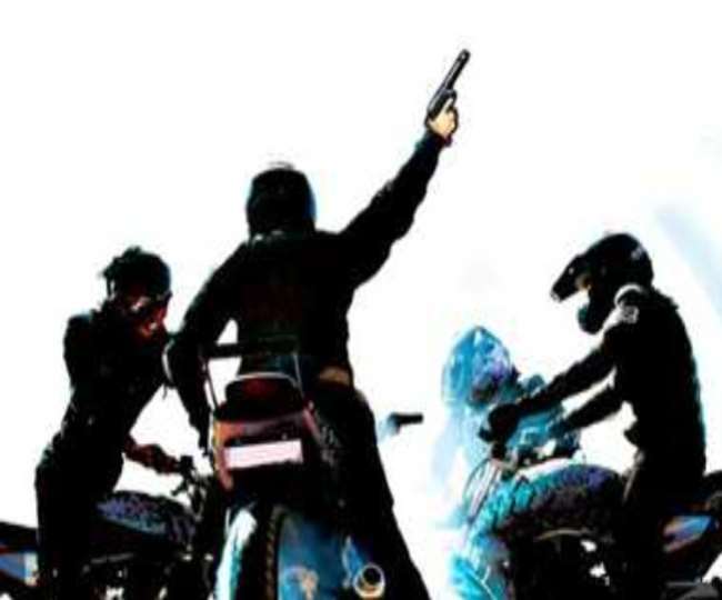 मेरठ में सोमवार को चार लाख रुपये के लूट की वारदात हो गई।