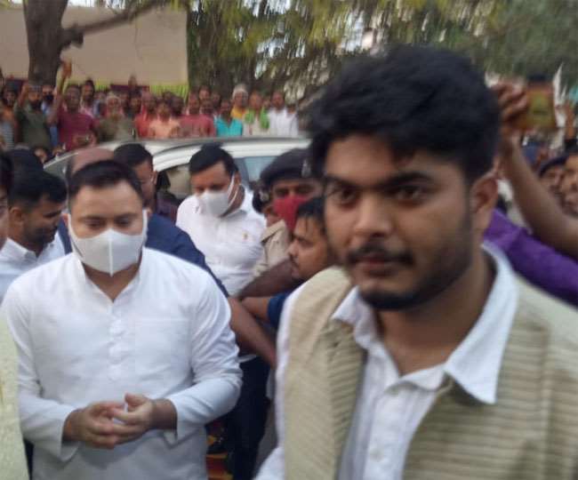 निकाह समारोह के दौरान शहाबुद्दीन के बेटे ओसामा के साथ तेजस्वी यादव। तस्वीर: जागरण।