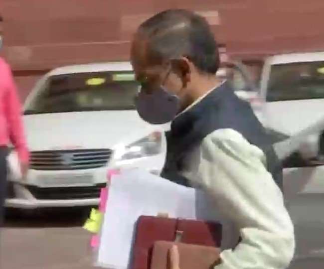 अमित शाह ने सोमवार को कोयला और बिजली मंत्रालयों के प्रभारी अपने कैबिनेट सहयोगियों से मुलाकात की।(फोटो एएनआई)