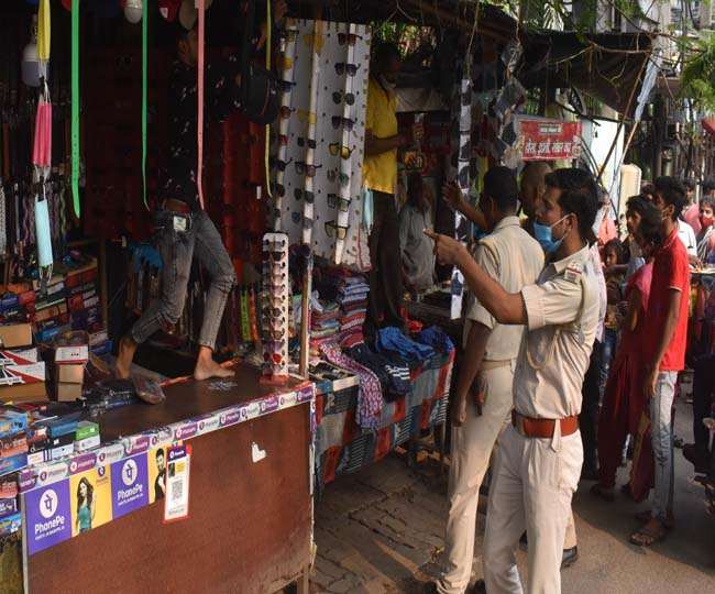 हीरापुर में दुकानों को बंद कराती पुलिस ( फोटो जागरण)।