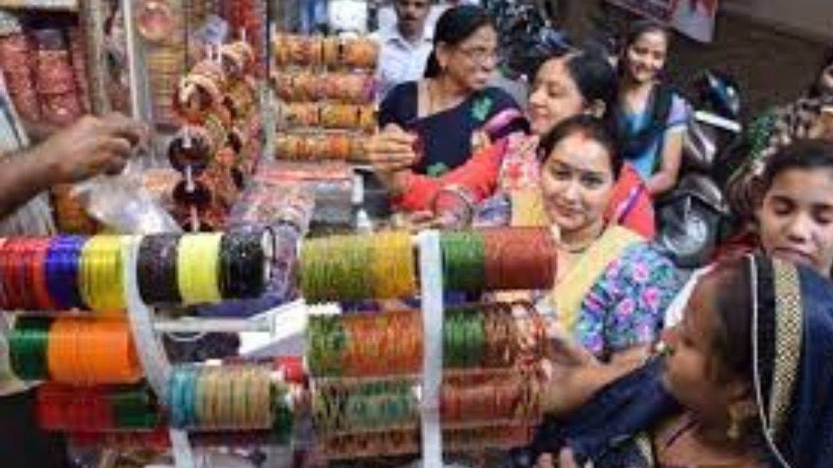 Karva Chauth 2022: करवाचौथ पर बाजार गुलजार, साड़ियों से लेकर चूड़ियों की  बढ़ी डिमांड - Karva Chauth 2022 Market decoration on karva chauth in  Panipat Increased demand from sarees to bangles