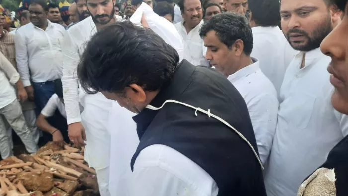 Last Journey of Mulayam Singh Yadav: अखिलेश यादव ने दी मुखाग्नि। फोटो - दैनिक जागरण