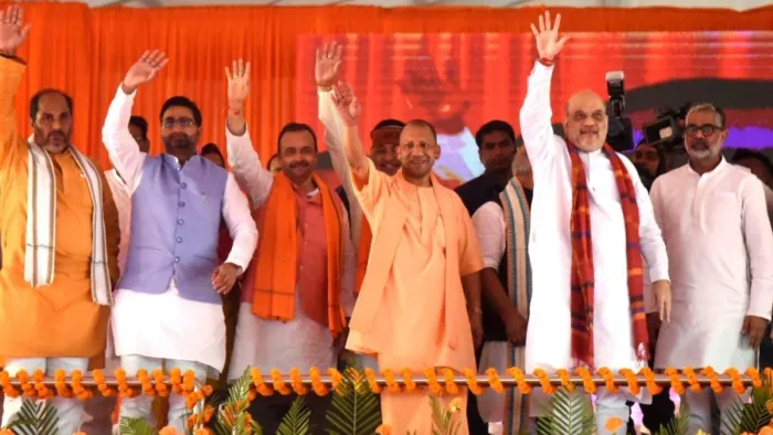 सिताब दियारा के मंच पर अमित शाह और योगी आदित्यनाथ। जागरण