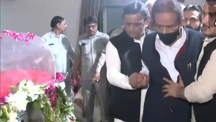 Azam Khan Pay Tribute to Mulayam Singh Yadav : मुलायम सिंह यादव को श्रद्धांजलि देने पहुंचे आजम खां।
