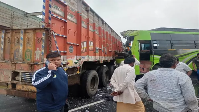 Chhindwara Road Accident: गांगीवाड़ा टोल प्लाजा के पास एक ट्रक और बस की आमने-सामने टक्कर हो गई।