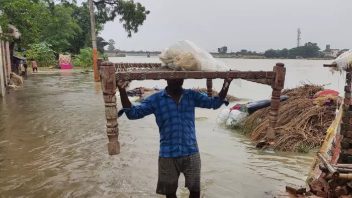 Flood News: बाढ के चलते पलायन को मजबूर हुए लोग। -जागरण