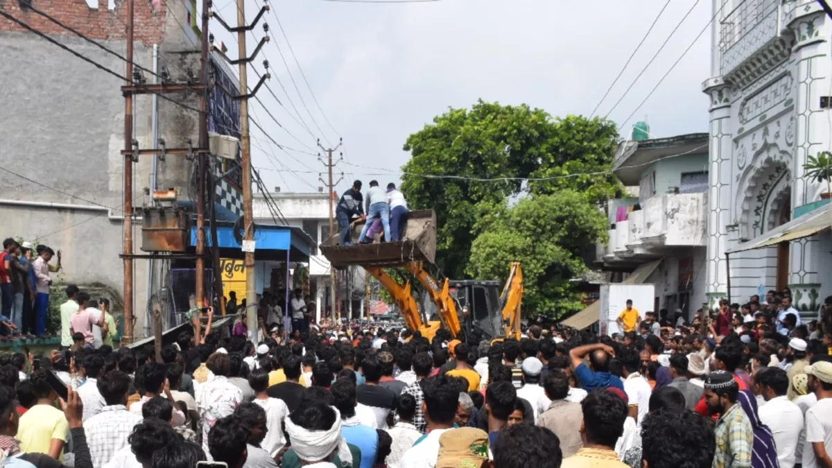 Baghpat: हाईटेंशन लाइन की चपेट में आने से लाइनमैन के शरीर में लगी आग, मौत, बुलडोजर की मदद से खंभे से उतारा शव