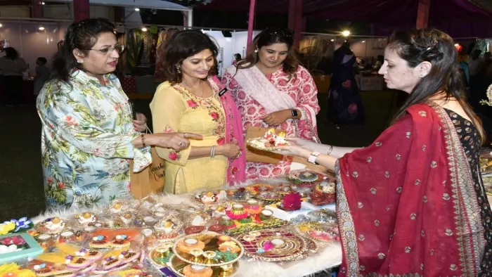 Karwa Chauth 2022: मेहंदी लगवाने के लिए अच्छे वैसे वसूले जा रहे हैं।