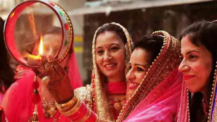 Karwa Chauth 2022 Date करवा चौथ व्रत की सही तारीख जान लें। प्रतीकात्मक तस्वीर