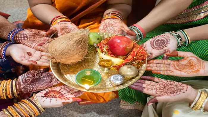 कपड़ों से लेकर मेहंदी डिजाइन तक की तैयारी महिलाएं कर रही हैं।