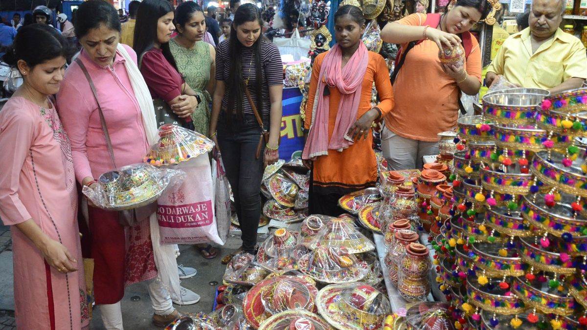 Karwa Chauth 2022: देहरादून में करवा चौथ के व्रत को लेकर बाजार पूरी तरह सजे  सोलह श्रृंगार से - Karwa Chauth 2022 : Market Decorated For Karva Chauth  Vart In Dehradun