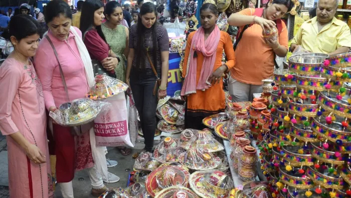 Karwa Chauth 2022 करवा चौथ के लिए बाजार पूरी तरह सोलह श्रृंगार से सज चुके हैं।