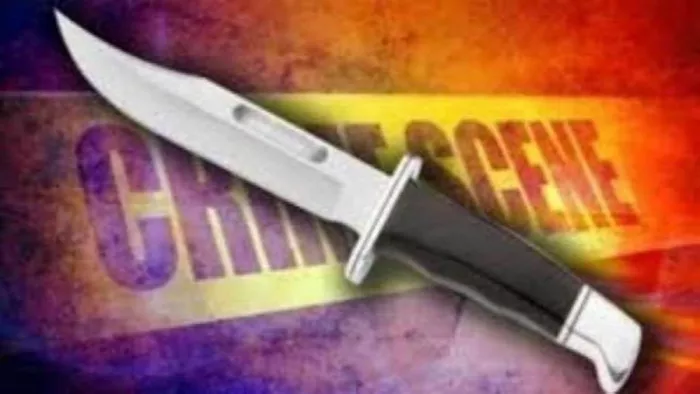 ढाई घंटे तक पेट में घुसे चाकू के साथ युवक को लेकर घूमते रहे स्वजन।