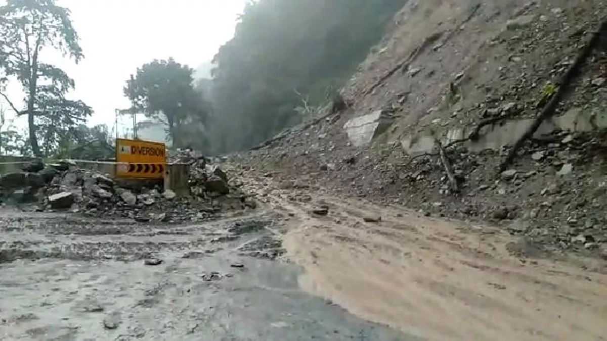 सिक्किम में भारी बारिश व लैंडस्‍लाइड के कारण नेशनल हाइवे व कई सड़कों पर यातायात बाधित, लोगों में रोष